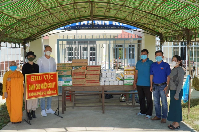 Đoàn tặng quà tại khu cách ly tập trung tại xã Phan Thanh