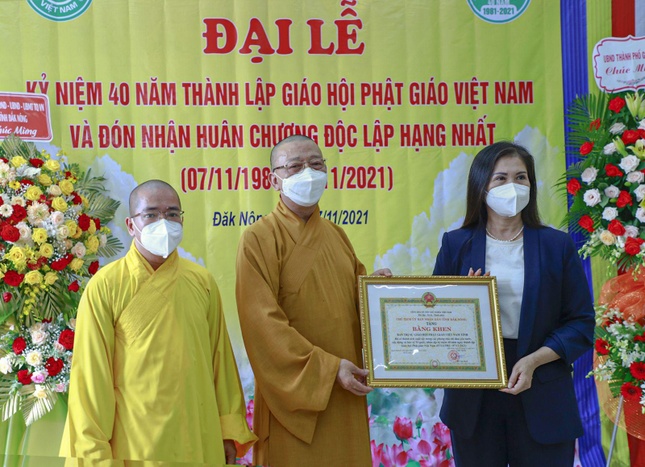 Phó Chủ tịch UBND tỉnh Tôn Thị Ngọc Hạnh trao Bằng khen đến Thượng tọa Thích Quảng Tuấn Phó Chủ tịch UBND tỉnh Tôn Thị Ngọc Hạnh trao Bằng khen đến Thượng tọa Thích Quảng Tuấn