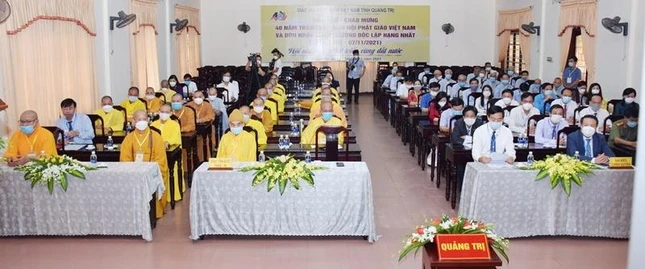 Chư tôn đức và đại biểu tham dự lễ tại Hội trường Ủy ban MTTQVN tỉnh Quảng Trị