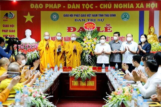Lãnh đạo tỉnh Thái Bình tặng hoa chúc mừng Đại lễ Kỷ niệm 40 năm GHPGVN
