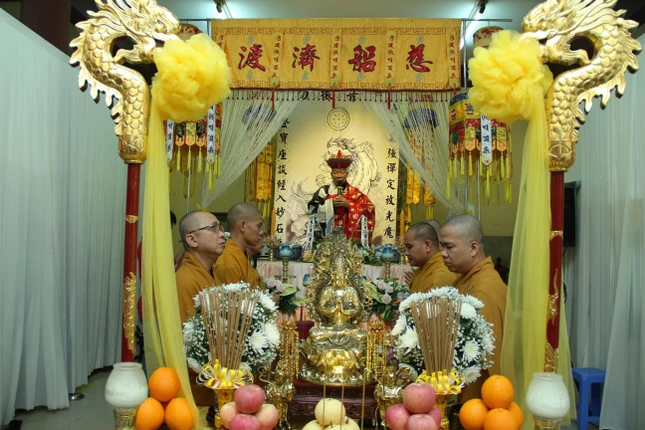 Ban Kinh sư thực hiện nghi thức chẩn tế cầu siêu bạt độ tại chùa Đại Hạnh - Ảnh: Nguyên Bảo