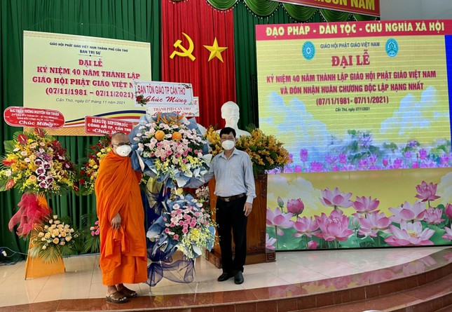 Ban Tôn giáo TP.Cần Thơ tặng hoa chúc mừng