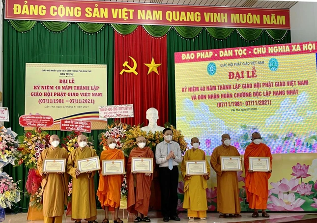 Chư tôn đức đón nhận Bằng khen