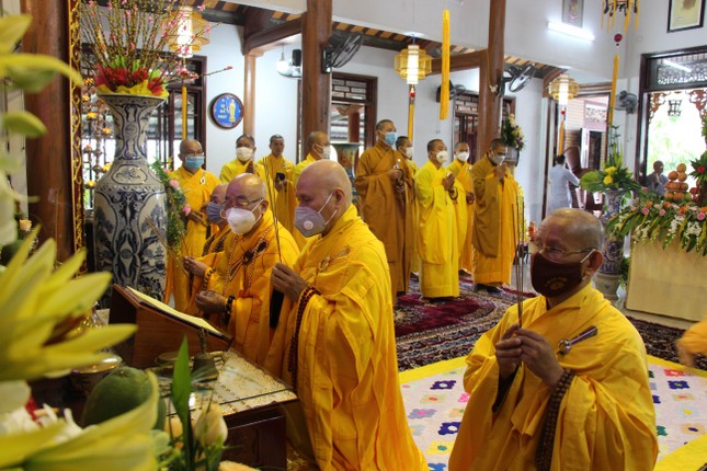 Hòa thượng Thích Giác Quang cùng chư tôn đức niêm hương tưởng niệm