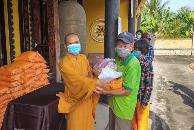 Chia sẻ yêu thương