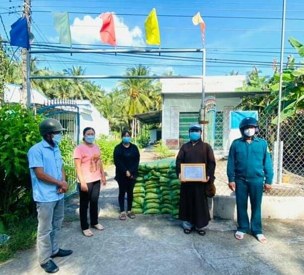 Đại đức Thích Thiện Phước trao quà và nhận Giấy khen từ chính quyền địa phương