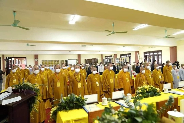 Đại hội thực hiện nghi thức chào Quốc kỳ, Đạo kỳ và niệm Phật cầu gia hộ