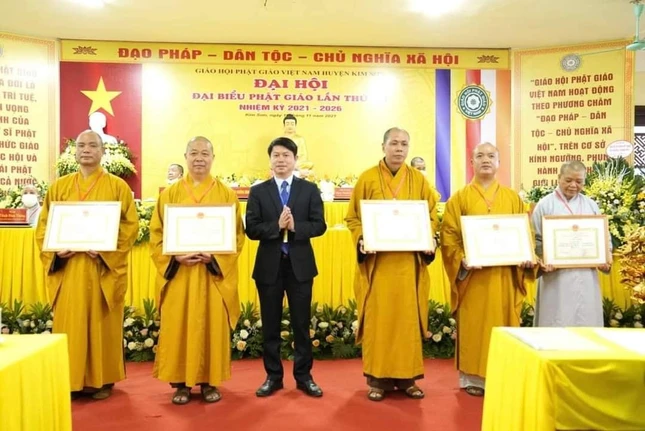 Trao Bằng khen, Giấy khen cho tập thể, cá nhân xuất sắc trong nhiệm kỳ 2016-2021