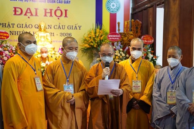 Đại đức Thích Đức Duyệt thay mặt tân Ban Trị sự Phật giáo quận Cầu Giấy nhiệm kỳ 2021-2026 phát biểu nhận nhiệm vụ