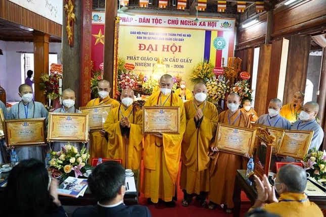 Trao tặng Bằng tuyên dương công đức đến tập thể, cá nhân có thành tích xuất sắc Trao tặng Bằng tuyên dương công đức đến tập thể, cá nhân có thành tích xuất sắc