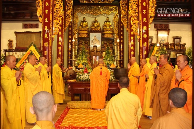 Lễ cúng ngọ được cử hành tại tổ đường