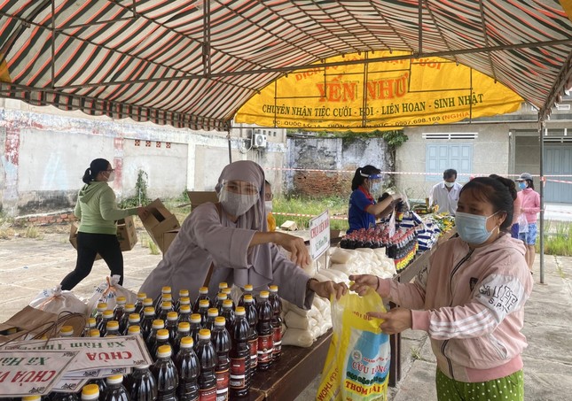 Người dân nhận hàng hóa từ siêu thị 0 đồng