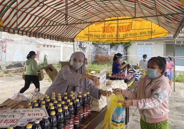 Người dân nhận hàng hóa từ siêu thị 0 đồng