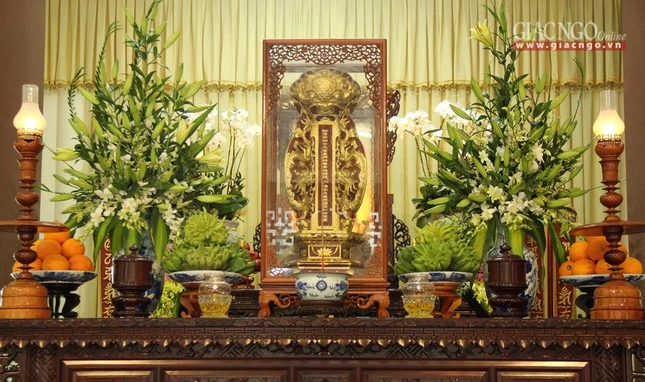 Hương án Trưởng lão Hòa thượng tại thiền thất