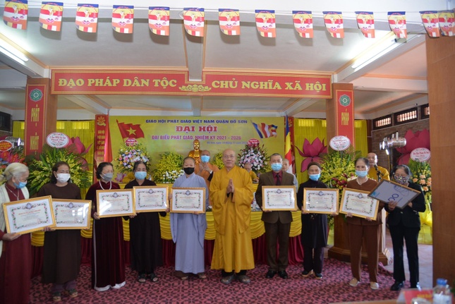 Tập thể, cá nhân nhận Bằng tuyên dương công đức