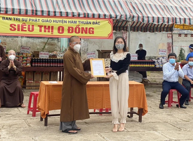 Bà Phan Thị Vi Vân, Phó Chủ tịch Ủy ban MTTQVN tỉnh Bình Thuận trao thư cảm ơn đến Ban Trị sự Phật giáo huyện Hàm Thuận Bắc