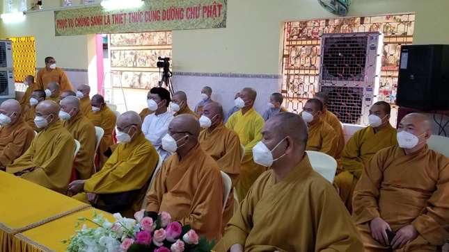 Chư tôn đức tham dự buổi lễ Chư tôn đức tham dự buổi lễ