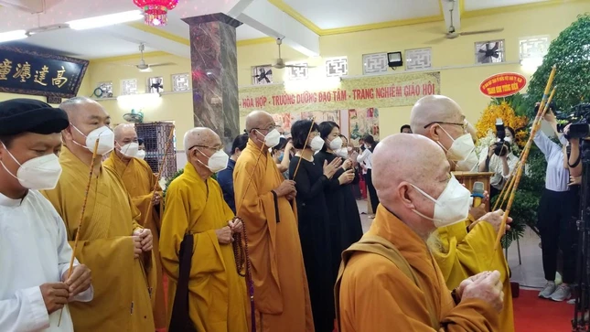 Chư tôn đức dâng hương cầu nguyện cho các hương linh Chư tôn đức dâng hương cầu nguyện cho các hương linh