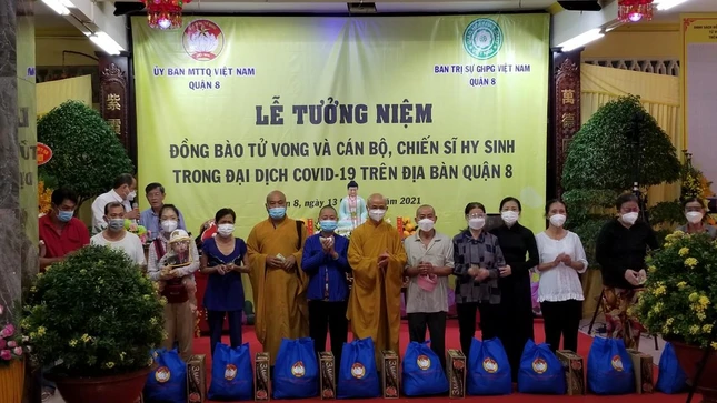 Tặng quà đến bà con khó khăn, có người thân mất vì dịch Covid-19 trên địa bàn quận 8 Tặng quà đến bà con khó khăn, có người thân mất vì dịch Covid-19 trên địa bàn quận 8