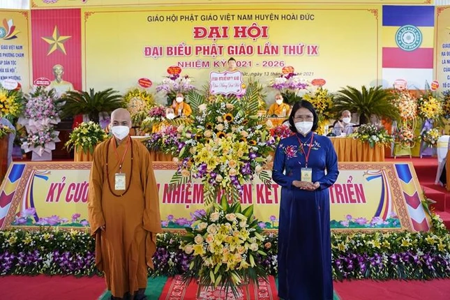 Ủy ban MTTQVN TP.Hà Nội tặng hoa chúc mừng