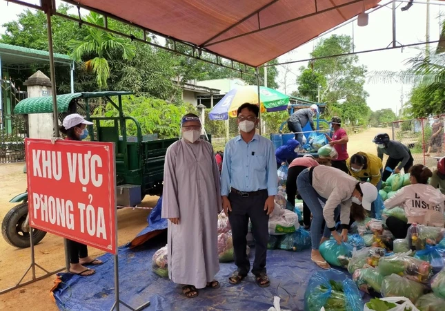 Sư cô Thích nữ Như Học bàn giao quà cho xã Gia An để tặng người dân trong khu phong tỏa