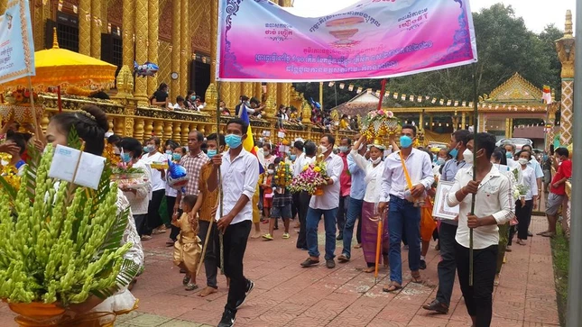 Phật tử đội y nhiễu Phật 3 vòng quanh chánh điện