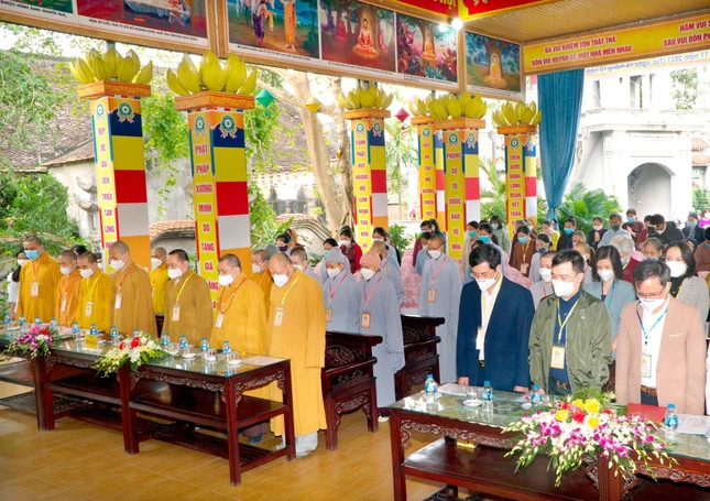 Chư tôn đức Tăng, Ni, Phật tử và đại biểu cử hành các nghi thức trước khi tiến hành đại hội