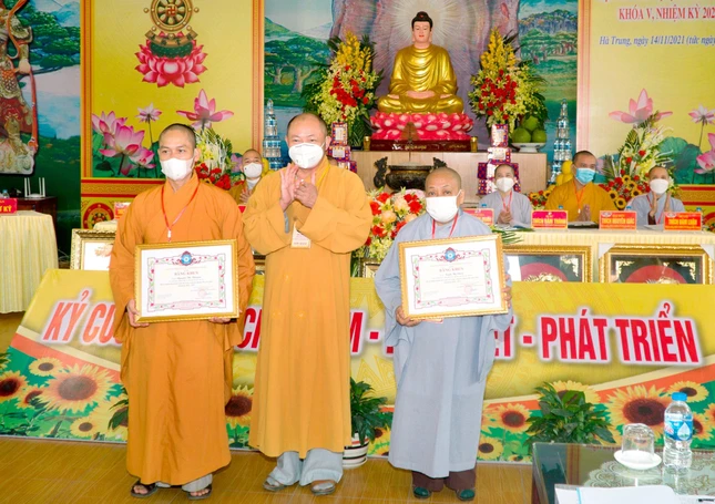 Ban Trị sự Phật giáo tỉnh Thanh Hóa trao Bằng tuyên dương công đức cho các cá nhân tiêu biểu