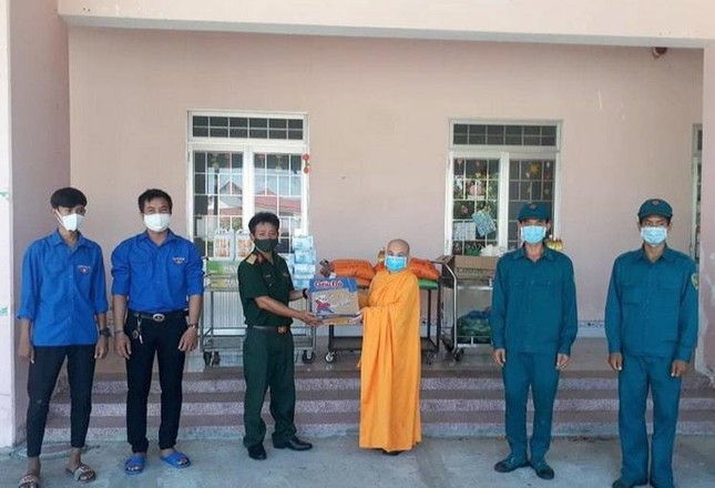 Ni sư Thích nữ Viên Liên tặng quà tại thị trấn Chợ lầu, huyện Bắc Bình