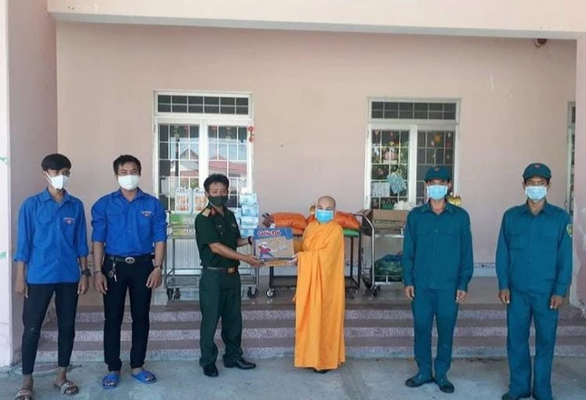 Ni sư Thích nữ Viên Liên tặng quà tại thị trấn Chợ lầu, huyện Bắc Bình