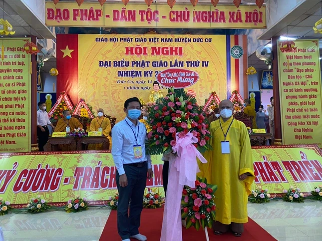 Ban Tôn giáo tỉnh Gia Lai tặng hoa chúc mừng hội nghị