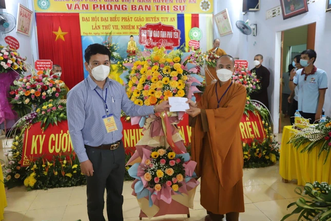 Ban Tôn giáo tỉnh Phú Yên tặng hoa chúc mừng