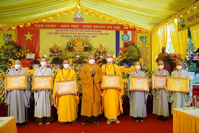 Tập thể, cá nhân xuất sắc nhận Bằng tuyên dương công đức Tập thể, cá nhân xuất sắc nhận Bằng tuyên dương công đức