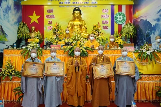 Tặng Bằng tuyên dương công đức cho tập thể, cá nhân có thành tích xuất sắc