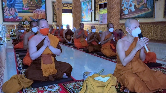 Chư tôn đức thực hiện nghi thức Tăng sự