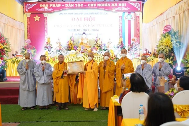 Tặng Bằng tuyên dương công đức đến tập thể Ban Trị sự Phật giáo quận Bắc Từ Liêm nhiệm kỳ 2016-2021