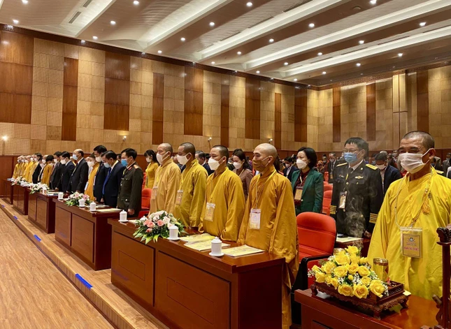 Chư tôn đức Tăng, Ni, Phật tử và đại biểu cử hành các nghi thức trước khi tiến hành đại hội