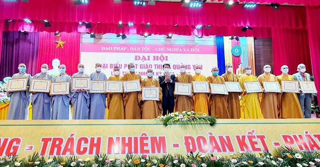 Lãnh đạo thị xã trao Giấy khen cho tập thể, cá nhân xuất sắc