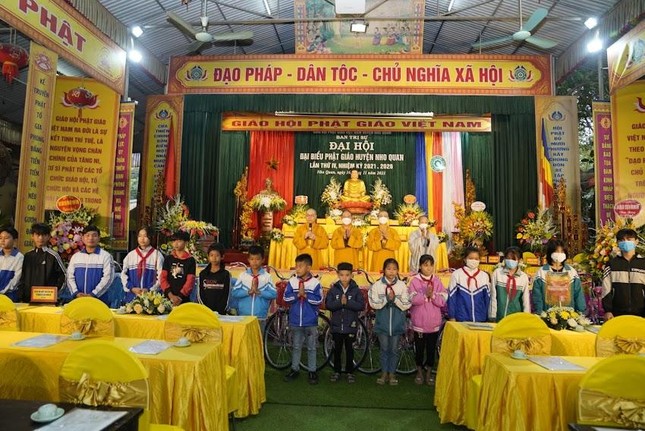 Tặng 40 xe đạp đến các em học sinh nghèo, hiếu học - Ảnh: Ban TT-TT Phật giáo Ninh Bình