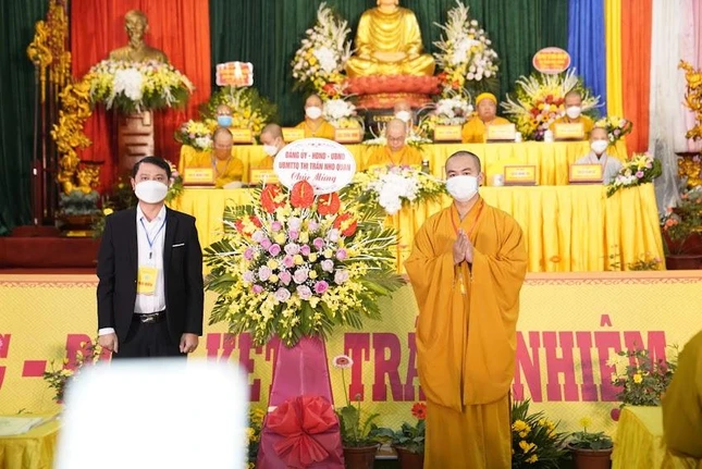 Lãnh đạo thị trấn Nho Quan tặng hoa chúc mừng đại hội - Ảnh: Ban TT-TT Phật giáo Ninh Bình Lãnh đạo thị trấn Nho Quan tặng hoa chúc mừng đại hội - Ảnh: Ban TT-TT Phật giáo Ninh Bình
