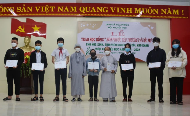 Chư Ni chùa Hòa Phước trao học bổng “Hòa Phước yêu thương và ước mơ” năm học 2021-2022 cho các em học sinh