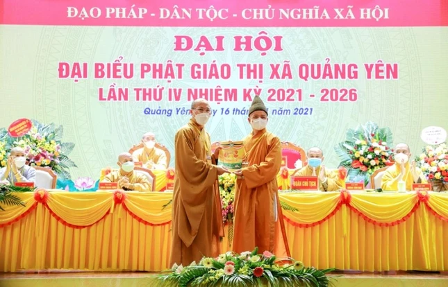 Hòa thượng Thích Thanh Quyết trao quyết định thực hiện dự án chùa Trúc Lâm đảo Trần cho Thượng tọa Thích Thanh Lịch - Ảnh: T.Đ.H Hòa thượng Thích Thanh Quyết trao quyết định thực hiện dự án chùa Trúc Lâm đảo Trần cho Thượng tọa Thích Thanh Lịch - Ảnh: T.Đ.H