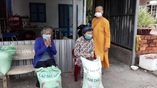 Sư cô Thích nữ Như Liên trao quà cho bà con Sư cô Thích nữ Như Liên trao quà cho bà con