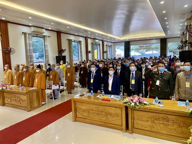 Chư tôn đức Tăng, Ni, Phật tử và đại biểu cử hành các nghi thức trước khi tiến hành đại hội Chư tôn đức Tăng, Ni, Phật tử và đại biểu cử hành các nghi thức trước khi tiến hành đại hội