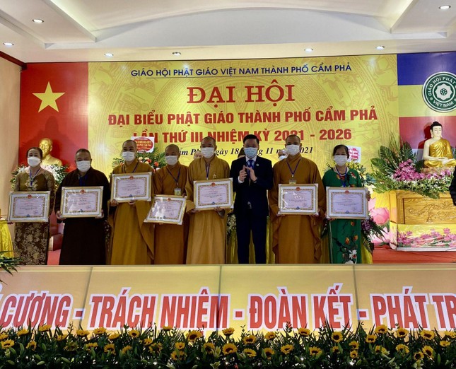 Đại diện lãnh đạo thành phố trao Giấy khen cho các tập thể và cá nhân xuất sắc
