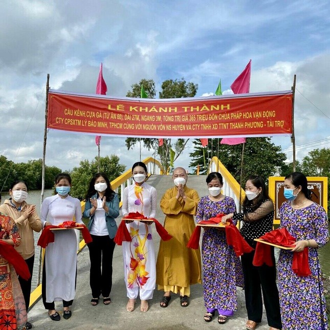 Cắt băng khánh thành cầu ở xã Nguyễn Việt Khái, huyện Phú Tân, tỉnh Cà Mau Cắt băng khánh thành cầu ở xã Nguyễn Việt Khái, huyện Phú Tân, tỉnh Cà Mau