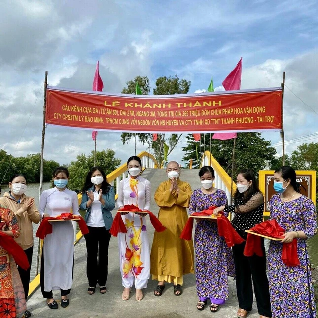 Cắt băng khánh thành cầu ở xã Nguyễn Việt Khái, huyện Phú Tân, tỉnh Cà Mau