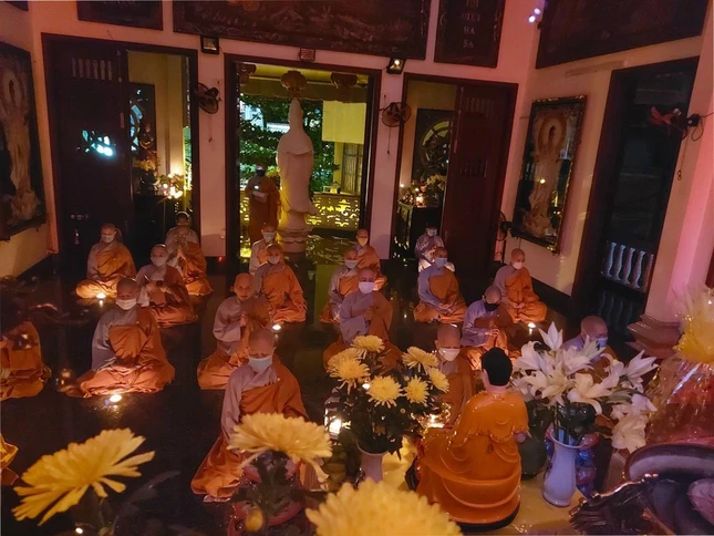 Chư Ni chùa Bảo Vân thắp nến cầu nguyện