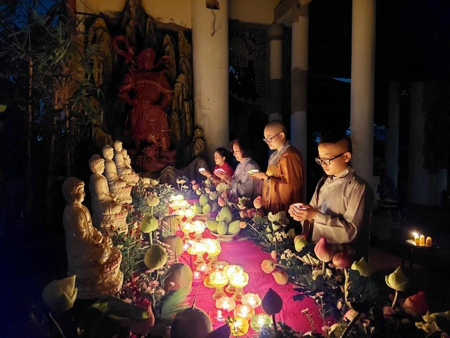 Lễ thắp nến cầu nguyện tại chùa Thiền Tịnh