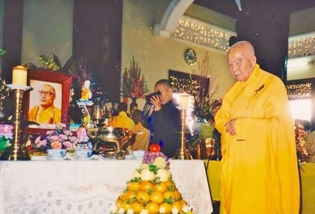 Hòa thượng Thích Thanh Từ bên di ảnh cố Hòa thượng thượng Thiện hạ Hoa trong ngày lễ húy kỵ